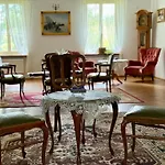 Dwór Strzyżew Bed and breakfast