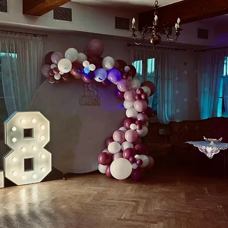 Dwor Strzyzew Bed & Breakfast