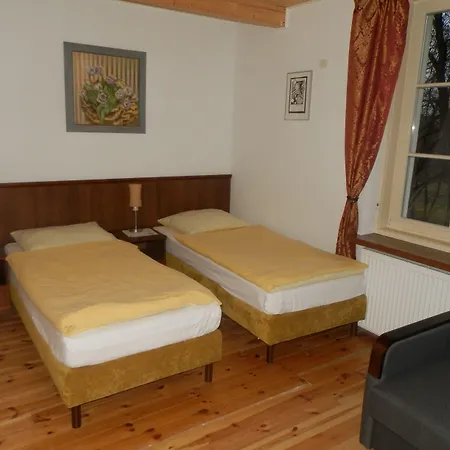 Dwor Strzyzew Bed and Breakfast