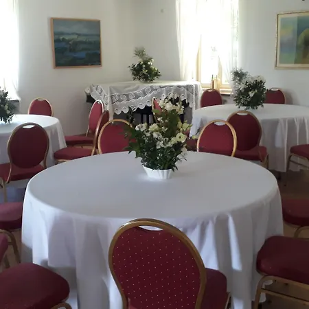 Dwor Strzyzew Bed & Breakfast Zelazowa Wola