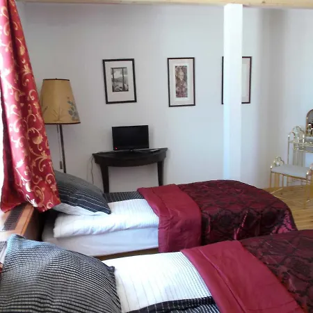 Dwor Strzyzew Bed & Breakfast