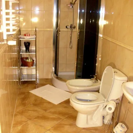 Dwor Strzyzew Bed & Breakfast *